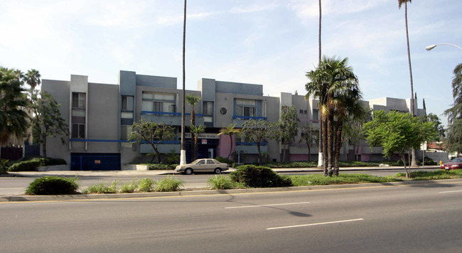 Mandalay Palms in Van Nuys, CA - Foto de edificio - Building Photo