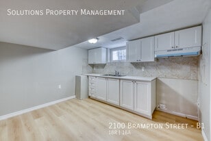 2100 Brampton St in Hamilton, ON - Building Photo