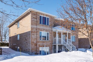 871 De Sillery Rue in Laval, QC - Building Photo