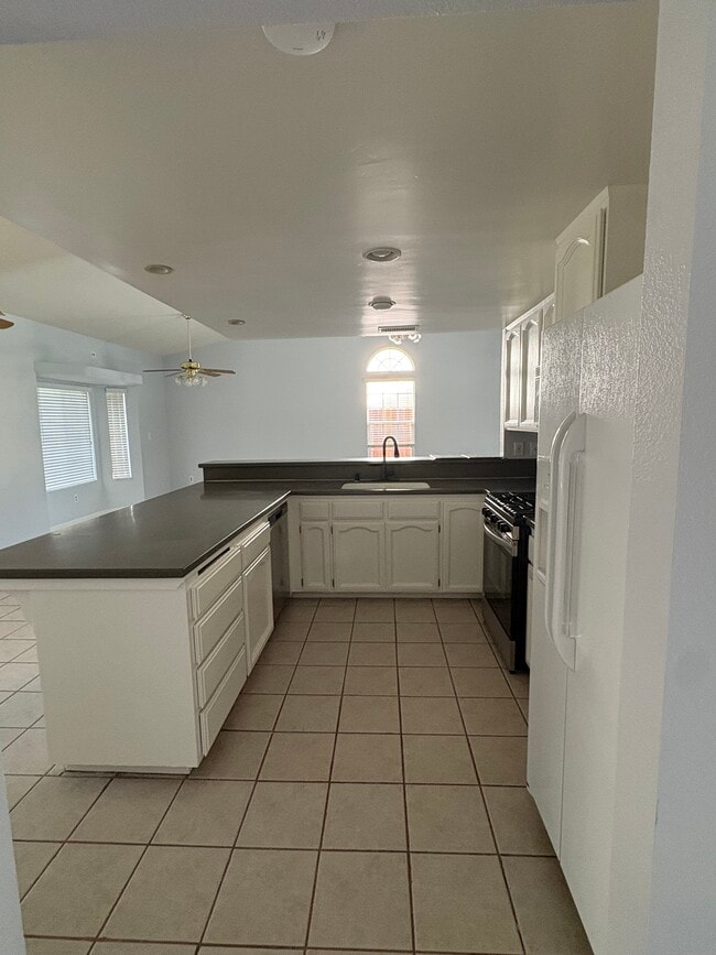 3800 Collier St in Bakersfield, CA - Foto de edificio - Building Photo