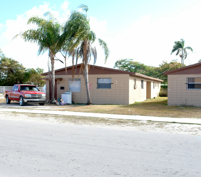 127-137 NW 9th Ave in Homestead, FL - Foto de edificio - Building Photo