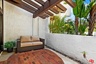 1671 Michael Ln in Los Angeles, CA - Building Photo - Building Photo