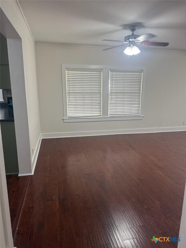 724 N Beal St in Belton, TX - Building Photo - Building Photo