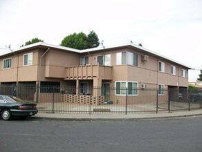 1611 Frisbie Ct in Concord, CA - Building Photo - Building Photo