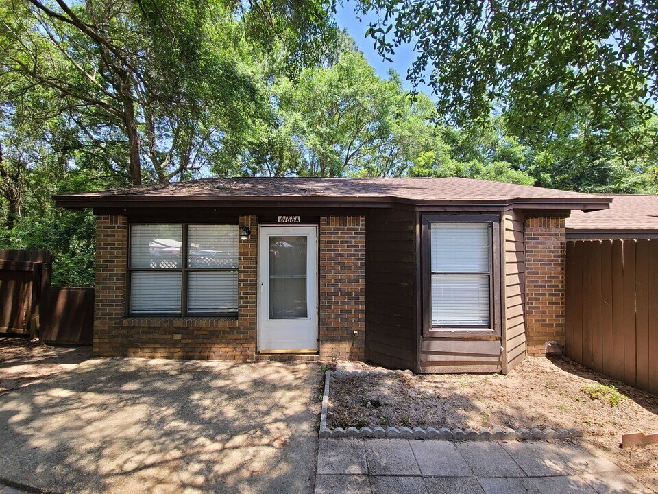 6188 Woodlands Dr in Milton, FL - Building Photo