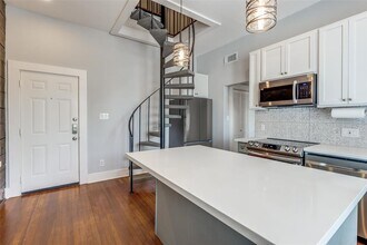 19 Hyde Park Blvd in Houston, TX - Foto de edificio - Building Photo