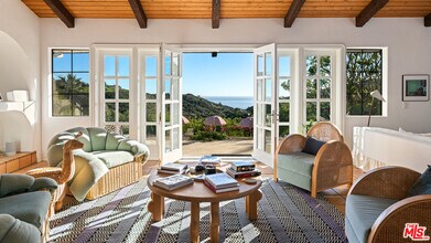 33261 Decker School Rd in Malibu, CA - Building Photo - Building Photo