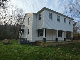 2517 Cherry Creek Rd in Sparta, TN - Building Photo