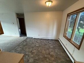 216 N Flower St in Anchorage, AK - Foto de edificio - Building Photo