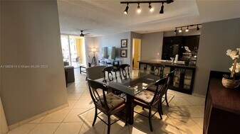 19555 E Country Club Dr in Aventura, FL - Building Photo