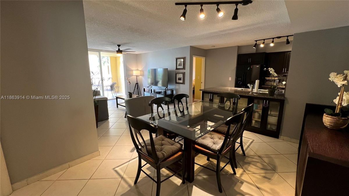 19555 E Country Club Dr in Aventura, FL - Building Photo