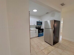 541 E 38th St in Hialeah, FL - Building Photo - Building Photo