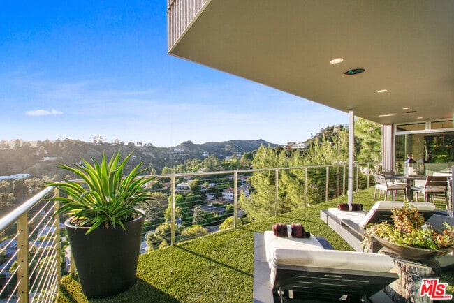 9416 Beverlycrest Dr in Beverly Hills, CA - Building Photo - Building Photo