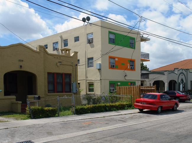 746 NW 61st St in Miami, FL - Foto de edificio - Building Photo