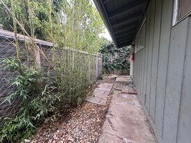 107 N 3rd St, Unit 2 in Talent, OR - Building Photo