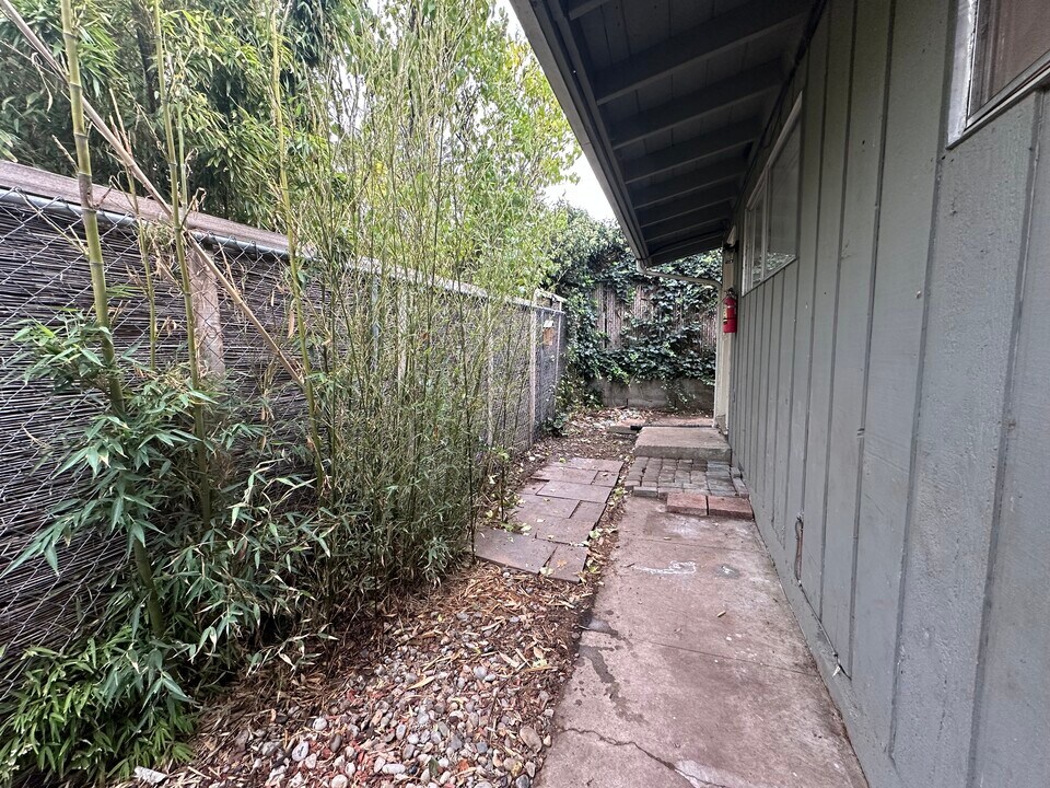 107 N 3rd St, Unit 2 in Talent, OR - Foto de edificio