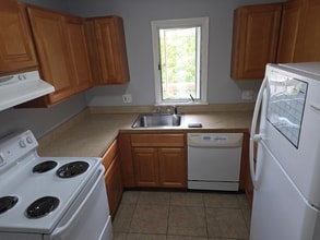 40 Whitewood Rd in Waterbury, CT - Building Photo - Building Photo