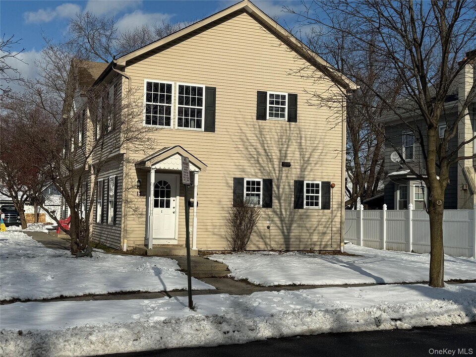 17 Orchard Pl in Poughkeepsie, NY - Building Photo