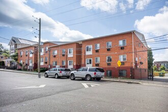 5035, 5047-5049 D St SE in Washington, DC - Foto de edificio - Building Photo