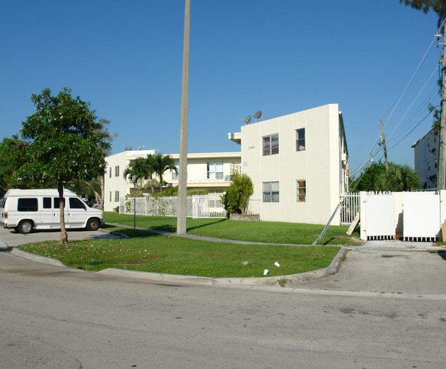 17000 NE 23rd Ave in North Miami Beach, FL - Building Photo - Building Photo