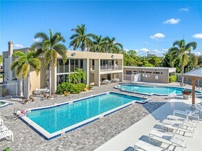 201 Santa Clara Dr, Unit 201 Santa Clara Drive #04 in Naples, FL - Foto de edificio - Building Photo