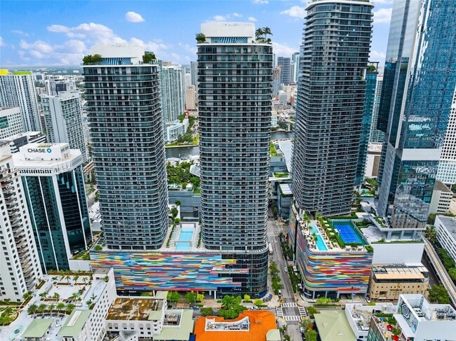 45 SW 9th St, Unit 2803 in Miami, FL - Foto de edificio - Building Photo