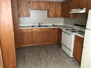 921 W 15th Ln in Portales, NM - Building Photo - Building Photo