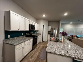 310 Comal Dr in Huntsville, TX - Building Photo - Building Photo