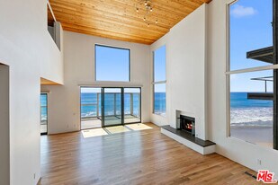 32060 Pacific Coast Hwy in Malibu, CA - Building Photo