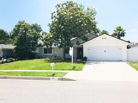 41 Oakleaf Ave in Oak Park, CA - Building Photo
