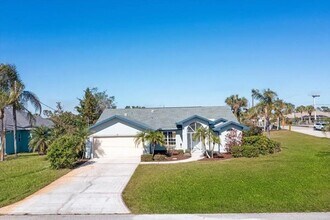 527 Rotonda Cir in Rotonda West, FL - Building Photo - Building Photo