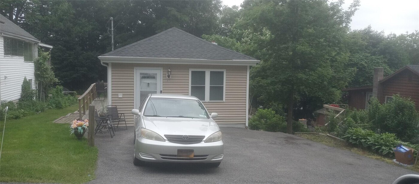 17 Alden Rd in Patterson, NY - Building Photo