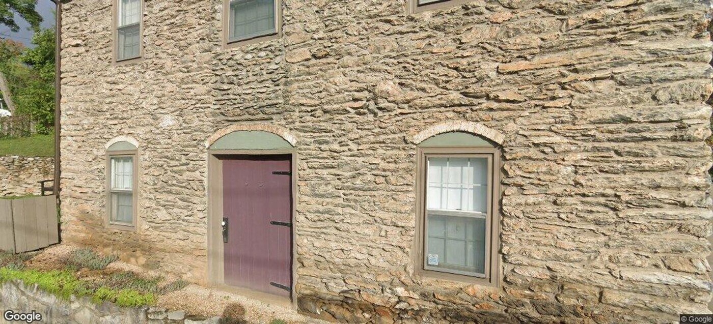 708 N Main St in Lexington, VA - Building Photo