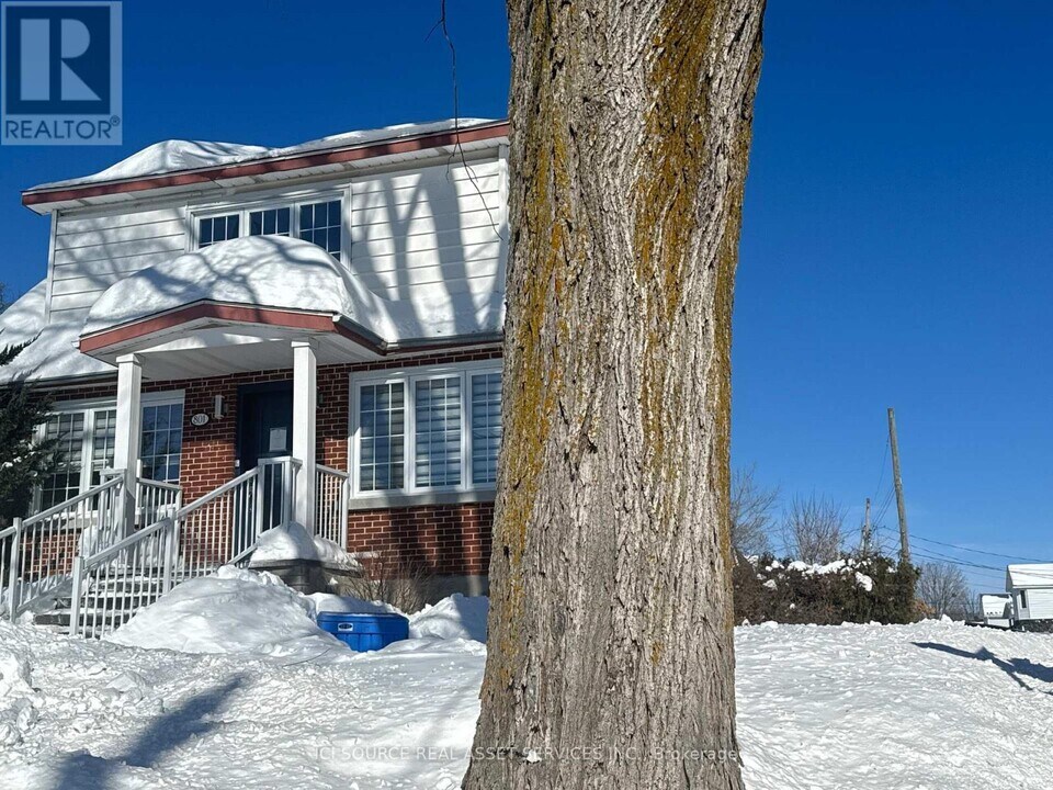 801 St Jean St in Clarence-Rockland, ON - Building Photo
