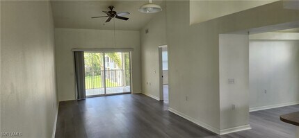 4925 Sandra Bay Dr in Naples, FL - Building Photo - Building Photo