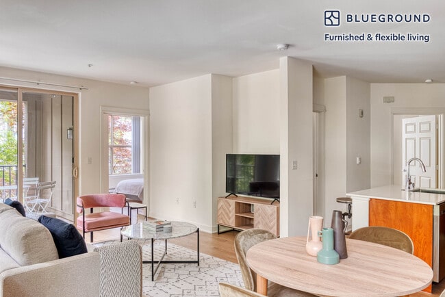 11000 NE 10th St in Bellevue, WA - Building Photo - Building Photo