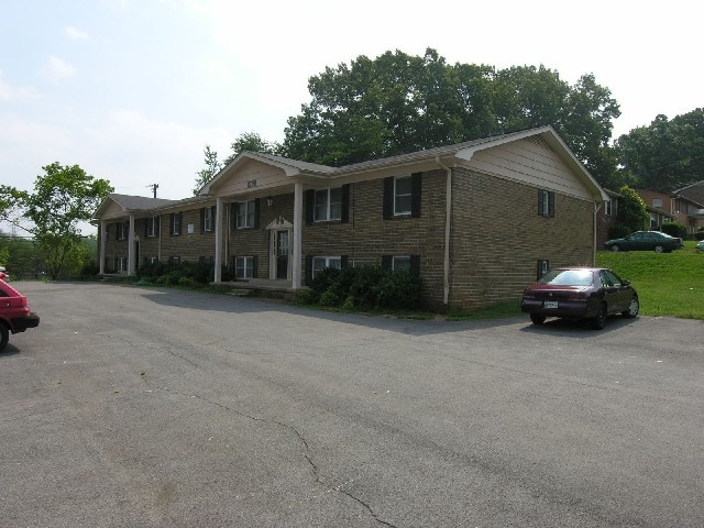 8200 Elderberry Dr in Knoxville, TN - Foto de edificio - Building Photo