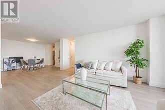 2220 Marine Dr in Oakville, ON - Building Photo - Building Photo