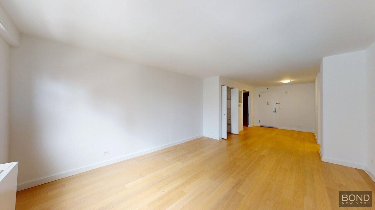 222 E 39th St in New York, NY - Building Photo