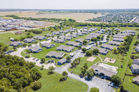 Crescent Village in Elgin, TX - Foto de edificio - Building Photo