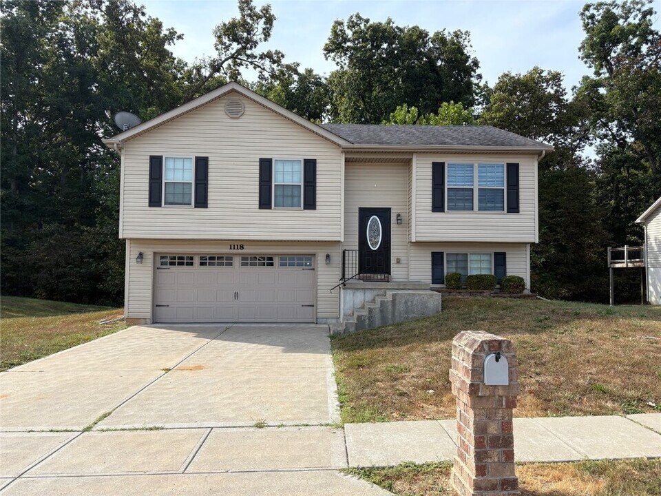 1118 Marathon Dr in Foristell, MO - Building Photo