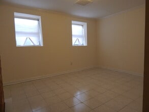 135 Sussex St, Unit 1 in Jersey City, NJ - Foto de edificio - Building Photo