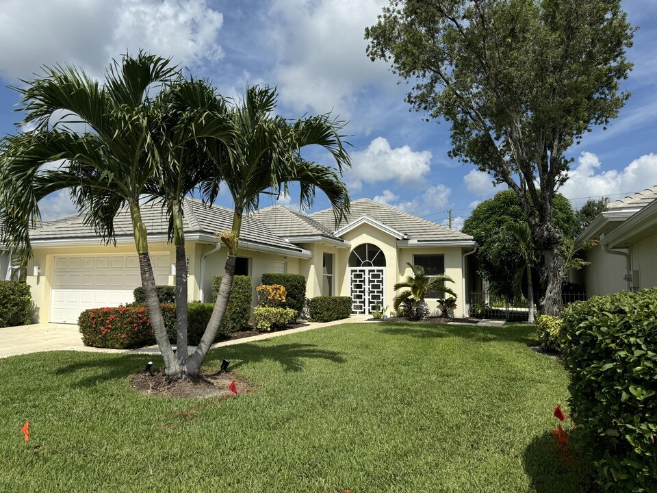 4957 SE Heartleaf Terrace in Hobe Sound, FL - Building Photo