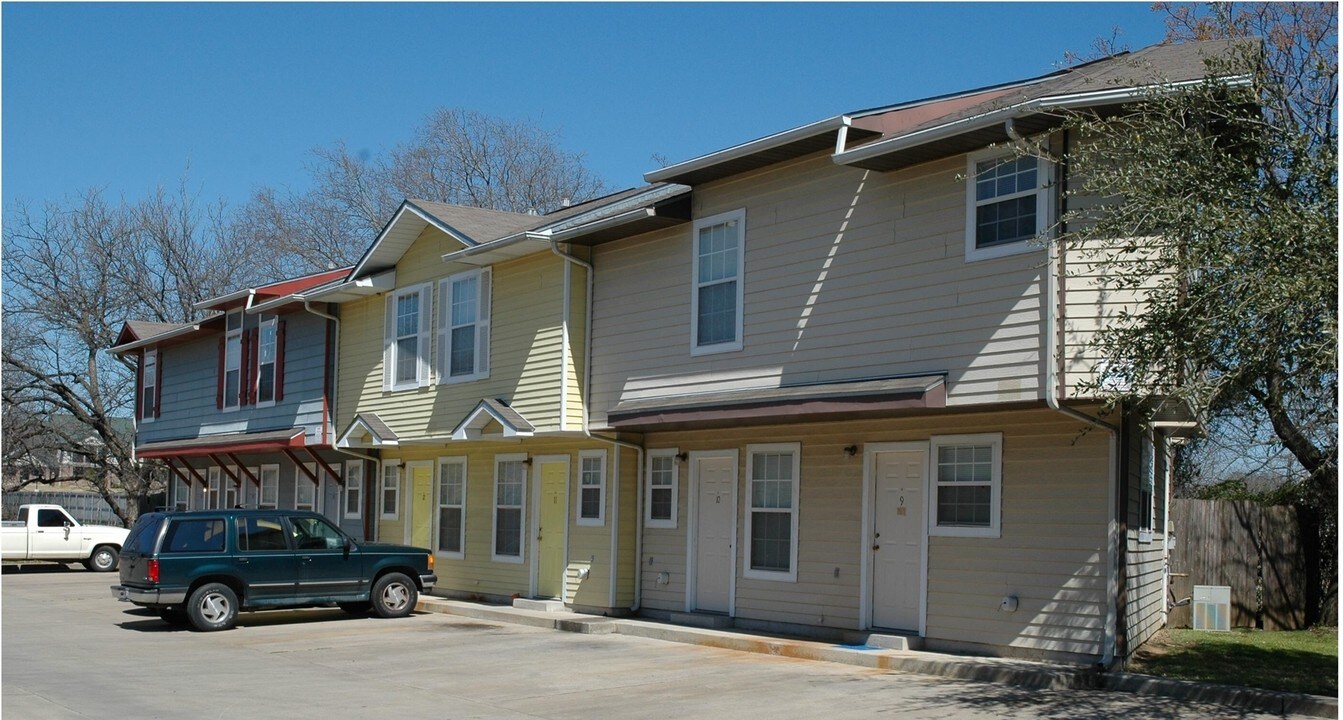 Tupelo Village Townhomes in Denton, TX - Building Photo