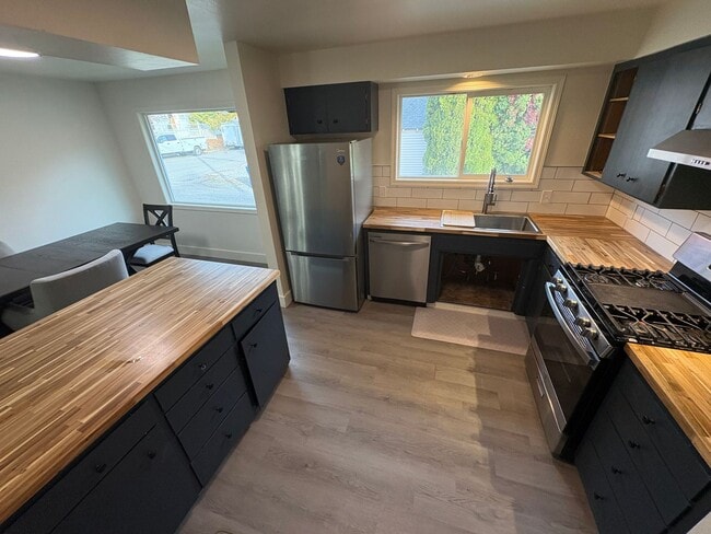 property at 716 N 10th St