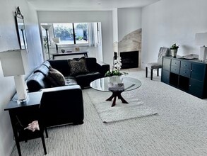 7550 Eads Ave, Unit 7550 Eads Avenue #203 in La Jolla, CA - Foto de edificio - Building Photo