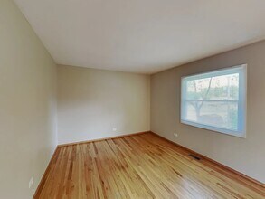 1155 Hassell Rd in Hoffman Estates, IL - Building Photo - Building Photo
