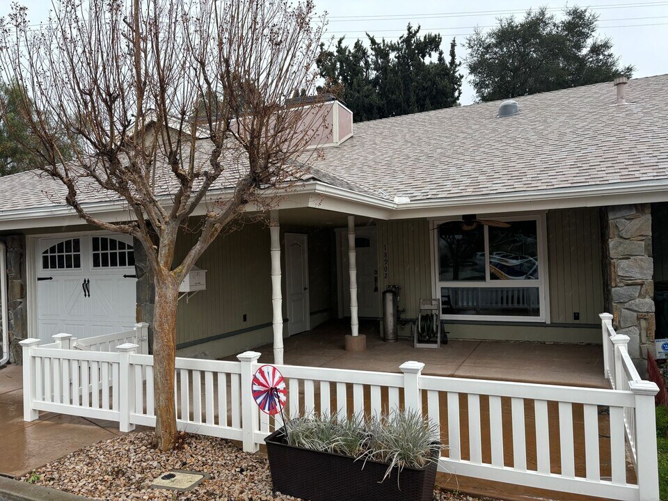 18902 Circle of Friends in Santa Clarita, CA - Foto de edificio