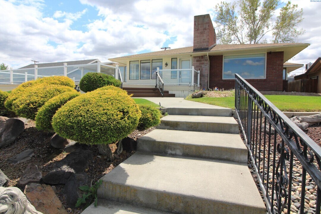 2003 W Canal Dr in Kennewick, WA - Building Photo
