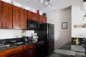 2442 Kuhio Ave, Unit 802 in Honolulu, HI - Building Photo - Building Photo